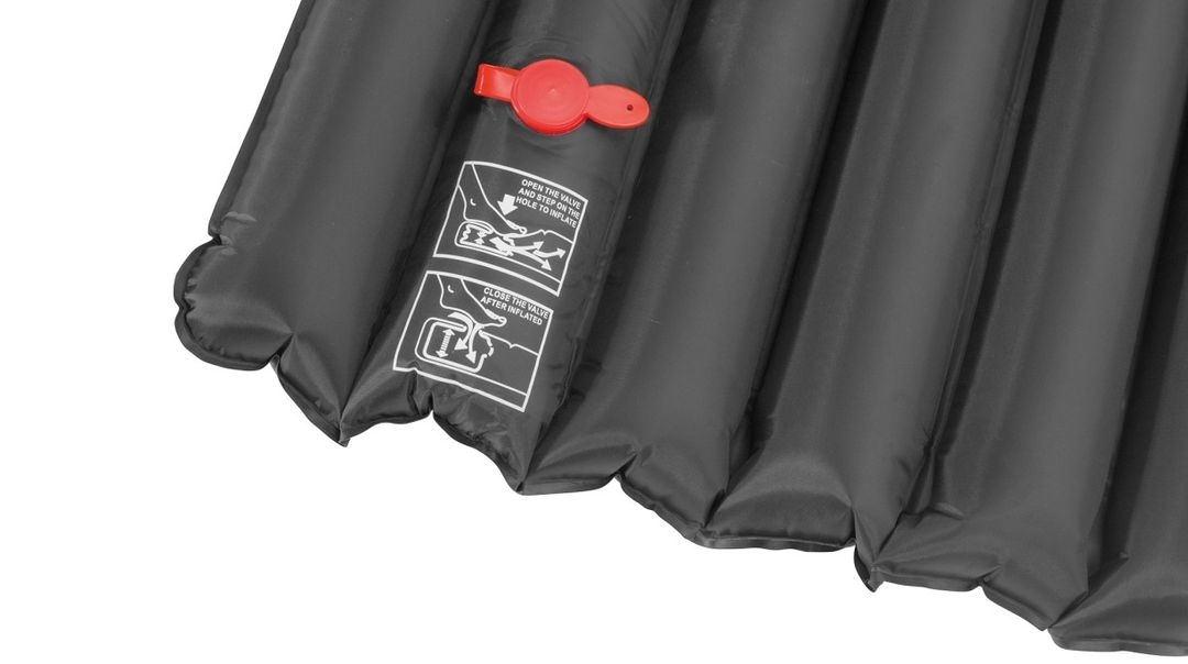 Luftbett Goldcrest Mat Black mit integrierter Fußpumpe