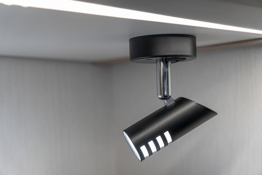 Sao Aufbauleuchte LED mit Schalter + USB-C schwarz