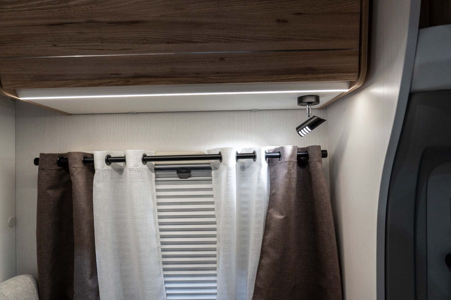 Sao Aufbauleuchte LED mit Schalter + USB-C schwarz